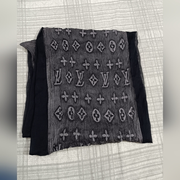 Louis Vuitton - Picture 7 of 10